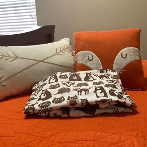 Pillowfort woodland full size sheet set with 2 decorative pillows.
